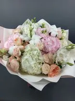 Фото флориста 2: Акция! Букет из гортензий, роз, лизиантусов и хлопка «Лучшая из лучших»