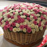 Маленькое фото 1: Букет в корзине из 1001 белой и розовой розы, 80см, Россия