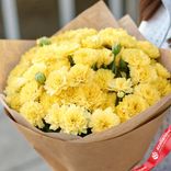 Маленькое фото 3: Букет из 55 желтых гвоздик в крафте с лентой, Голландия