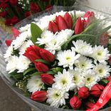 Маленькое фото 2: Букет из 11 белых кустовых хризантем и 20 красных тюльпанов в пленке