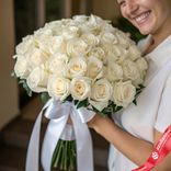 Маленькое фото 1: Букет из 31 белой розы с лентой, 40 см, Россия