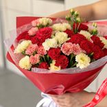 Маленькое фото 2: Букет из 50 гвоздик микс в красной пленке с белой лентой