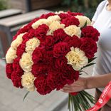 Маленькое фото 1: Элегантный акцент: 50 бордовых и кремовых гвоздик