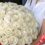 Маленькое фото 3: Букет из 51 белой розы с красной лентой, 60 см, Россия
