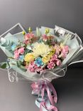 Фото флориста 1: Букет из роз, хризантем, гвоздик «Жемчужный блеск»