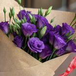 Маленькое фото 3: Букет из 11 фиолетовых лизиантусов в крафте