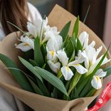 Маленькое фото 1: Букет из 7 белых ирисов с зеленью в крафте
