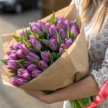 Маленькое фото 1: Букет из 50 сиреневых тюльпанов в крафтовой упаковке