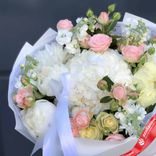 Маленькое фото 2: Букет из роз, пионов, маттиол «Целуй меня»
