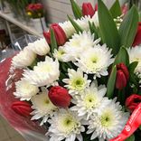 Маленькое фото 2: Букет из 5 белых кустовых хризантем и 10 красных тюльпанов в пленке