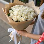 Маленькое фото 1: Букет из 25 белых роз в крафте, Эквадор, 60см