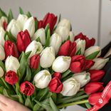 Маленькое фото 3: Букет из 51 белого и красного тюльпана