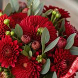Маленькое фото 3: Букет из 7 кустовых красных хризантем с фисташкой «Гранатовый закат»