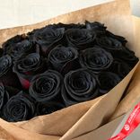 Маленькое фото 3: Букет из 19 черных роз в крафте с красной лентой, 50 см, Россия