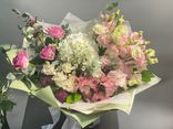 Фото флориста 1: Букет из лизиантусов, роз, альстромерий «Алло, Мишель»