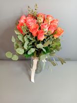 Фото флориста 3: Букет из 15 ярко-коралловых роз с зеленью