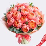 Маленькое фото 1: Букет из 20 кораловых пионов с эвкалиптом в крафте