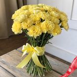 Маленькое фото 2: Букет из 55 желтых гвоздик с желтой лентой, Голландия