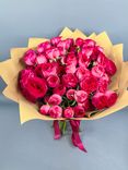 Фото флориста 1: Букет из 25 пионовидных розовых роз в крафте, 50 см, Эквадор
