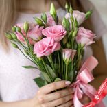 Маленькое фото 2: 3 розовых лизиантуса с розовой лентой