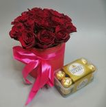 Фото флориста 3: Букет из 19 роз «Салют» + Ferrero Rocher в подарок