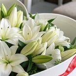 Маленькое фото 3: Композиция из 13 белых лилий в коробке "Сердце с чистотой и глубиной чувств"