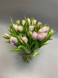 Фото флориста 1: 25 фиолетовых тюльпанов М24