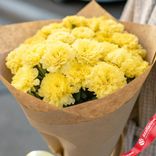 Маленькое фото 3: Букет из 19 желтых гвоздик в крафте с лентой, Голландия