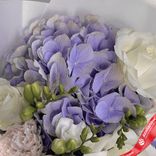 Маленькое фото 2: Акция! Букет и роз, гортензий, гвоздик и фрезии «Приятный момент»