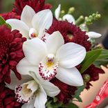 Маленькое фото 3: Композиция из 7 бордовых хризантем и белых орхидей «Мелодия страсти»