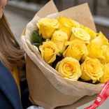 Маленькое фото 2: Букет из 15 желтых роз в крафте, 40см