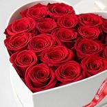 Маленькое фото 2: Композиция из 19 красных роз в коробке "Сердце из роз как вечный символ любви"
