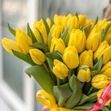 Маленькое фото 2: Букет из 40 солнечно-желтых тюльпанов с атласной лентой