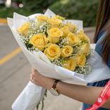 Маленькое фото 1: Букет из 15 желтых роз и гипсофил в белой бумаге