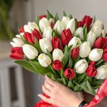 Маленькое фото 2: Букет из 51 белого и красного тюльпана
