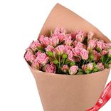 Маленькое фото 3: Букет из 11 кустовых розовых роз в крафте