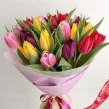 Маленькое фото 1: Букет из 7 розовых, 8 красных, 8 фиолетовых и 7 желтых тюльпанов