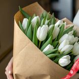 Маленькое фото 2: Букет из 20 белых тюльпанов в крафте, Россия