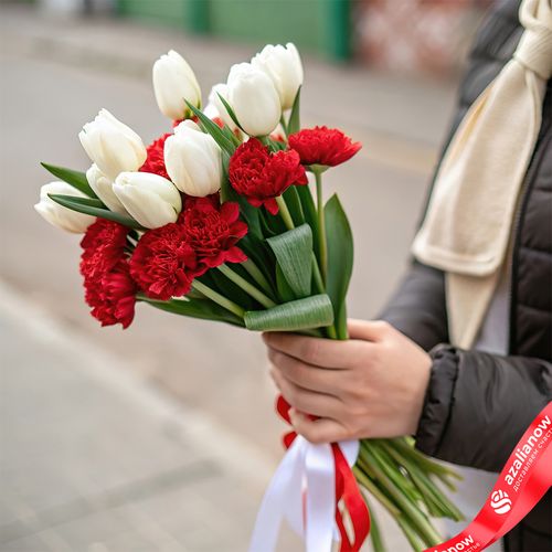 Букет из 9 белых тюльпанов и 8 красных гвоздик с лентой