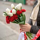 Маленькое фото 1: Букет из 9 белых тюльпанов и 8 красных гвоздик с лентой