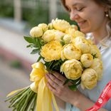 Маленькое фото 1: Букет из 19 желтых пионов с лентой, Голландия