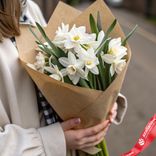 Маленькое фото 1: Букет из 15 белых нарциссов в крафте