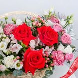 Маленькое фото 3: Акция! Букет из роз, гвоздик, маттиол «Праздник сердца»