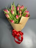 Фото флориста 1: Букет из 17 красных тюльпанов в крафте