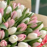 Маленькое фото 3: Букет из 40 бело-розовых тюльпанов в крафтовой упаковке