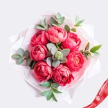 Маленькое фото 3: Букет из 9 красных пионов и эвкалипта в крафте