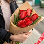 Маленькое фото 1: Букет из 5 красных тюльпанов в крафте