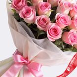 Маленькое фото 3: Букет из 21 розовой розы в белой матовой пленке, 60 см, Эквадор