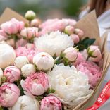 Маленькое фото 3: Букет из 50 пионов микс белые и розовые в крафте