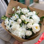 Маленькое фото 1: Букет из 11 белых пионов и 10 белых нарциссов в крафте
